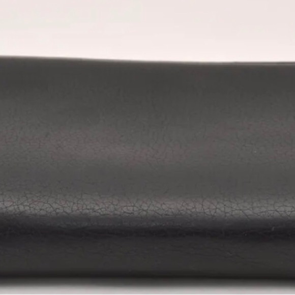 Authentic Gucci woman’s wallet A couple small nicks here and there - Picture 3 of 16